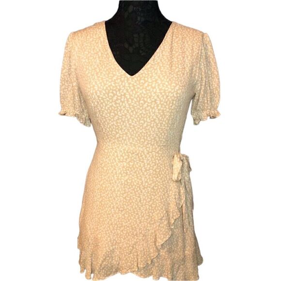 NWT Women’s Tan/White V Neck Mini Dress Short Sleeves Elastic Ruffled Skirt Sash - Picture 1 of 6